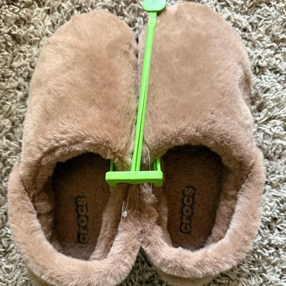 CROCS Classic Unfurgettable Fuzzy Cozy Clog Tan NEW w Tag Women’s Sz 9 Mens Sz 7 - Picture 10 of 10